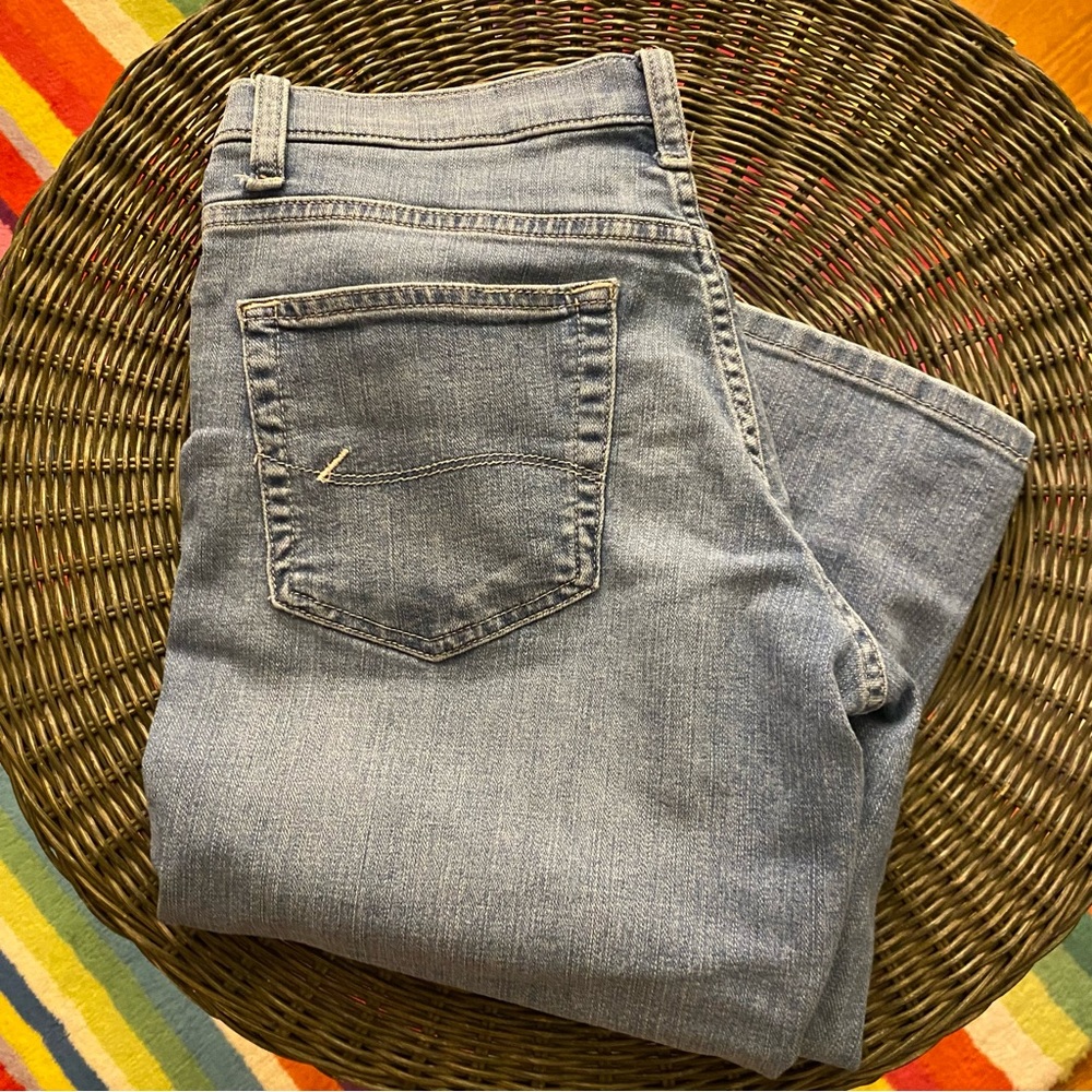 Lee Relaxed Fit Denim Capris | Size 4P
💕